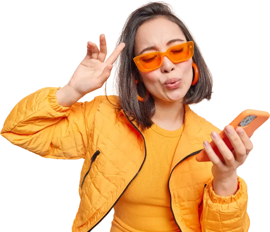Mulher usando o aplicativo no celular